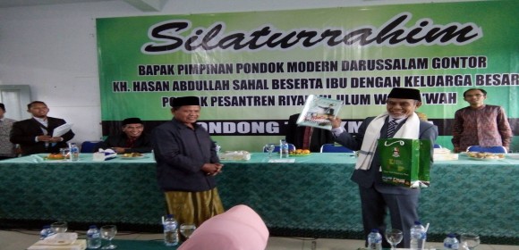 KH. Hasan Abdullah Sahal (Pimpinan Gontor) KH. Hasan Abdullah Sahal (Pimpinan Gontor)
