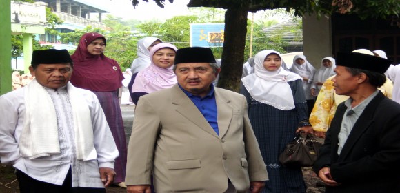 KH.Syukri Zarkasyi, MA (Pimpinan Gontor) KH.Syukri Zarkasyi, MA (Pimpinan Gontor)