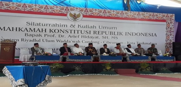 Prof. Dr. Arief Hidayat, SH. MS. (Ketua Mahkamah Konstitusi) Prof. Dr. Arief Hidayat, SH. MS. (Ketua Mahkamah Konstitusi)